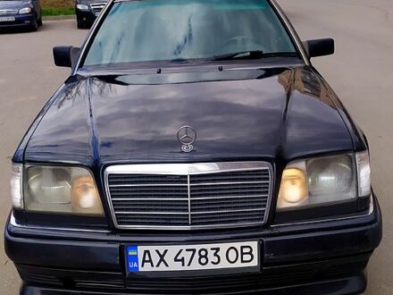 Мерседес Е-Класс 1995 в Харькове на Automoto.ua Синий Мерседес Е-Класс, объемом двигателя 2 л и пробегом 380 тыс. км за 4000 $, фото 1 на Automoto.ua