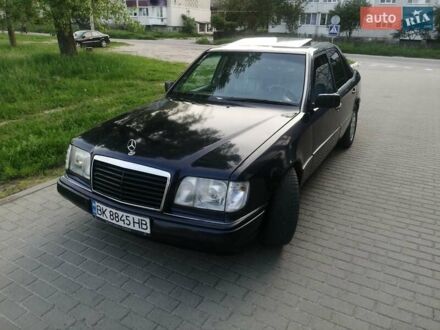 Мерседес Е-Класс 1995 в Славуте на Automoto.ua Синий Мерседес Е-Класс, объемом двигателя 2 л и пробегом 500 тыс. км за 2350 $, фото 1 на Automoto.ua