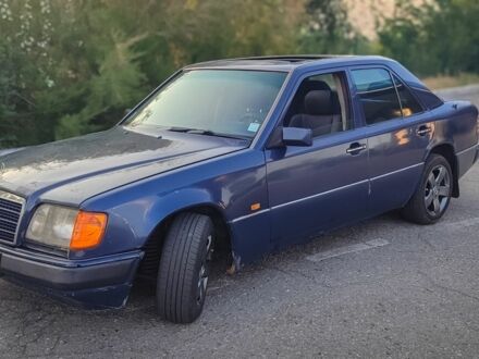 Мерседес Е-Клас 1995 у Запоріжжя на Automoto.ua Синій Мерседес Е-Клас, об'ємом двигуна 2.5 л та пробігом 350 тис. км за 2500 $, фото 1 на Automoto.ua