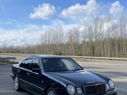 Мерседес Е-Клас 1995 у Ковель на Automoto.ua Синій Мерседес Е-Клас, об'ємом двигуна 2.3 л та пробігом 347 тис. км за 2499 $, фото 1 на Automoto.ua