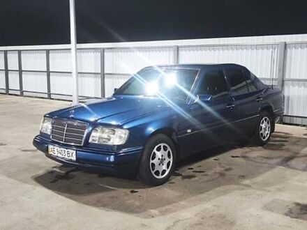 Синій Мерседес Е-Клас, об'ємом двигуна 2 л та пробігом 290 тис. км за 4800 $, фото 1 на Automoto.ua