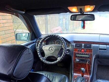 Мерседес Е-Класс 1995 в Владимир-Волынский на Automoto.ua Синий Мерседес Е-Класс, объемом двигателя 2.3 л и пробегом 400 тыс. км за 3800 $, фото 1 на Automoto.ua