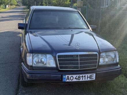 Синій Мерседес Е-Клас, об'ємом двигуна 2 л та пробігом 300 тис. км за 2800 $, фото 1 на Automoto.ua