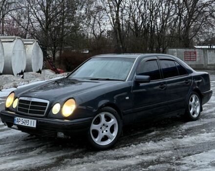 Синий Мерседес Е-Класс, объемом двигателя 2.8 л и пробегом 250 тыс. км за 2000 $, фото 1 на Automoto.ua