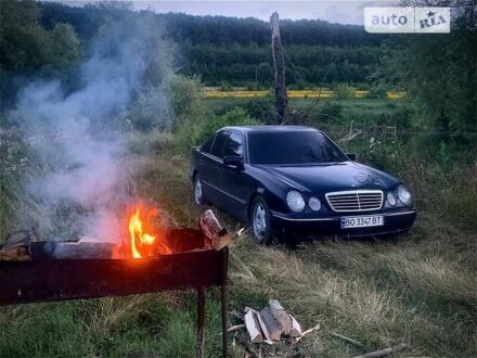 Синий Мерседес Е-Класс, объемом двигателя 2 л и пробегом 360 тыс. км за 3150 $, фото 1 на Automoto.ua