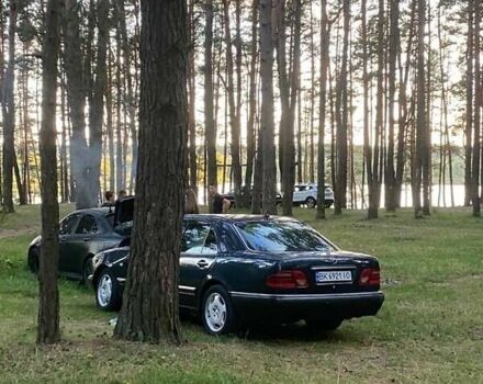 Синий Мерседес Е-Класс, объемом двигателя 2 л и пробегом 80 тыс. км за 1700 $, фото 1 на Automoto.ua