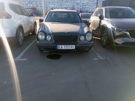 Синій Мерседес Е-Клас, об'ємом двигуна 2 л та пробігом 320 тис. км за 2000 $, фото 1 на Automoto.ua