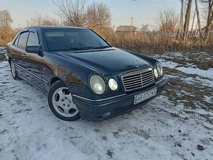 Мерседес Е-Класс 1996 в Прилуках на Automoto.ua Синий Мерседес Е-Класс, объемом двигателя 3.2 л и пробегом 324 тыс. км за 3600 $, фото 1 на Automoto.ua