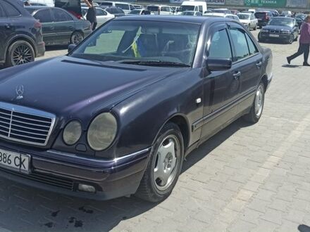 Мерседес Е-Класс 1996 в Борщеве на Automoto.ua Синий Мерседес Е-Класс, объемом двигателя 2.9 л и пробегом 400 тыс. км за 2500 $, фото 1 на Automoto.ua