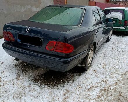 Синий Мерседес Е-Класс, объемом двигателя 2.8 л и пробегом 500 тыс. км за 2200 $, фото 1 на Automoto.ua