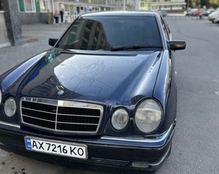 Синій Мерседес Е-Клас, об'ємом двигуна 2 л та пробігом 355 тис. км за 2300 $, фото 1 на Automoto.ua
