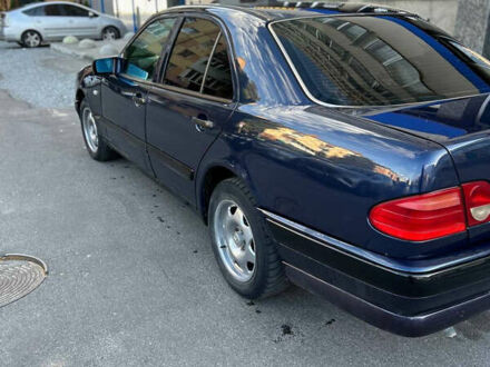 Синий Мерседес Е-Класс, объемом двигателя 2 л и пробегом 358 тыс. км за 2300 $, фото 1 на Automoto.ua