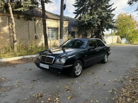 Синій Мерседес Е-Клас, об'ємом двигуна 2 л та пробігом 460 тис. км за 2608 $, фото 1 на Automoto.ua