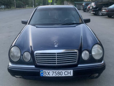 Мерседес Е-Клас 1996 у Хмельницькому на Automoto.ua Синій Мерседес Е-Клас, об'ємом двигуна 2.3 л та пробігом 493 тис. км за 2000 $, фото 1 на Automoto.ua