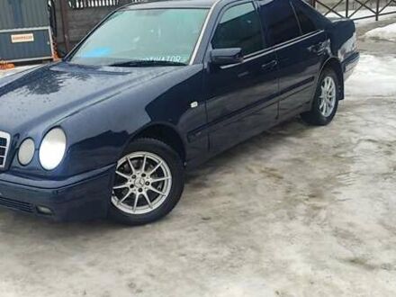 Синий Мерседес Е-Класс, объемом двигателя 2 л и пробегом 300 тыс. км за 3500 $, фото 1 на Automoto.ua