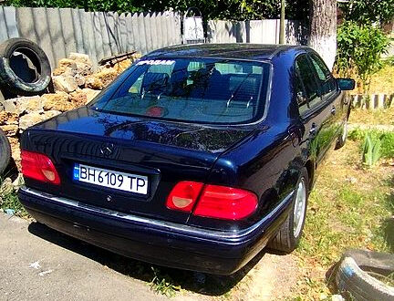 Синій Мерседес Е-Клас, об'ємом двигуна 3.2 л та пробігом 377 тис. км за 3500 $, фото 1 на Automoto.ua