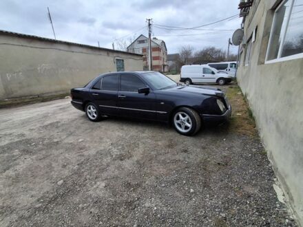 Синий Мерседес Е-Класс, объемом двигателя 3.2 л и пробегом 108 тыс. км за 3000 $, фото 1 на Automoto.ua