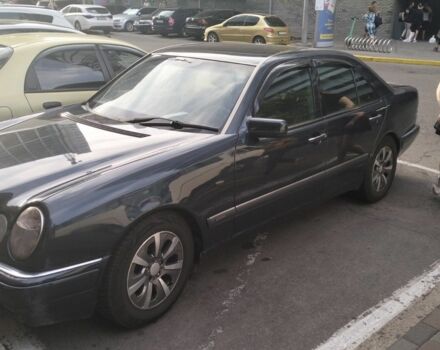 Синий Мерседес Е-Класс, объемом двигателя 2.2 л и пробегом 486 тыс. км за 2900 $, фото 1 на Automoto.ua