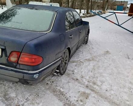 Синий Мерседес Е-Класс, объемом двигателя 2.8 л и пробегом 200 тыс. км за 2100 $, фото 1 на Automoto.ua