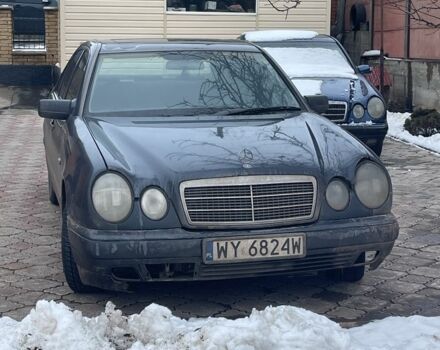 Синій Мерседес Е-Клас, об'ємом двигуна 2 л та пробігом 400 тис. км за 2000 $, фото 1 на Automoto.ua