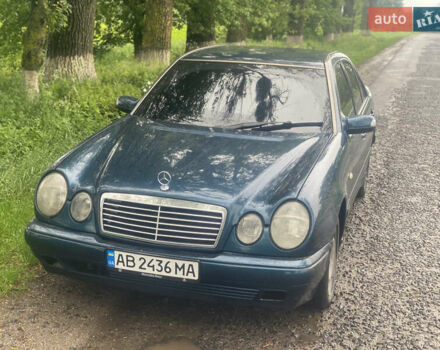 Синий Мерседес Е-Класс, объемом двигателя 2.3 л и пробегом 300 тыс. км за 3500 $, фото 1 на Automoto.ua