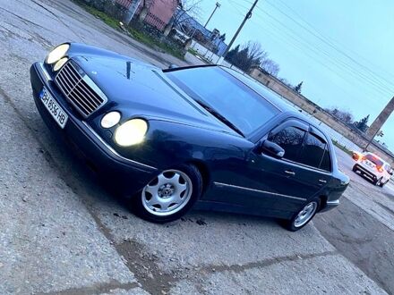 Синий Мерседес Е-Класс, объемом двигателя 3.2 л и пробегом 326 тыс. км за 3000 $, фото 1 на Automoto.ua