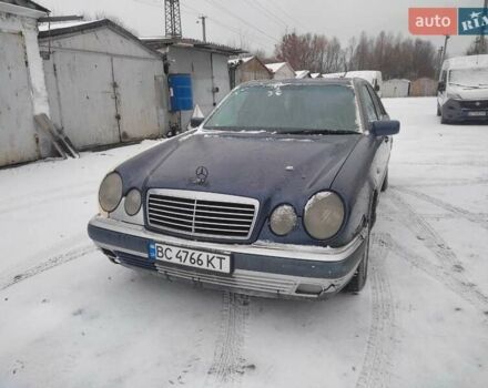 Синій Мерседес Е-Клас, об'ємом двигуна 2 л та пробігом 200 тис. км за 1600 $, фото 1 на Automoto.ua