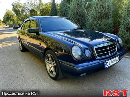 Синий Мерседес Е-Класс, объемом двигателя 2.2 л и пробегом 280 тыс. км за 3750 $, фото 1 на Automoto.ua