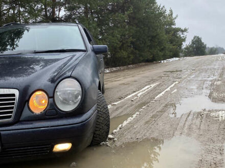 Синий Мерседес Е-Класс, объемом двигателя 2 л и пробегом 800 тыс. км за 2500 $, фото 1 на Automoto.ua