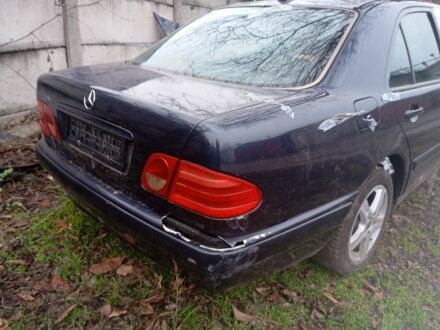 Синій Мерседес Е-Клас, об'ємом двигуна 2 л та пробігом 350 тис. км за 1500 $, фото 1 на Automoto.ua