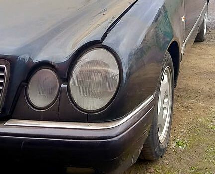 Синій Мерседес Е-Клас, об'ємом двигуна 2.2 л та пробігом 400 тис. км за 1700 $, фото 1 на Automoto.ua