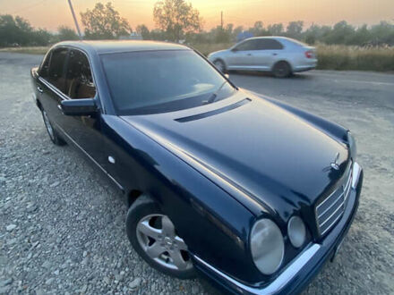 Мерседес Е-Клас 1998 у Чернівцях на Automoto.ua Синій Мерседес Е-Клас, об'ємом двигуна 2.2 л та пробігом 352 тис. км за 5000 $, фото 1 на Automoto.ua