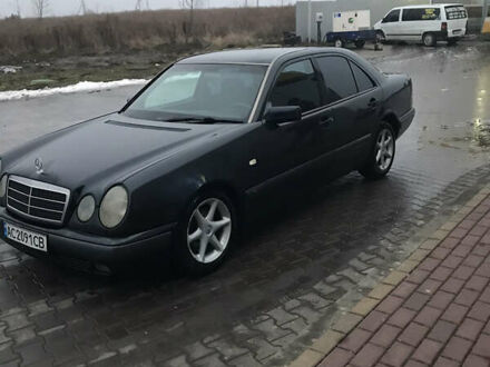 Мерседес Е-Класс 1998 в Луцке на Automoto.ua Синий Мерседес Е-Класс, объемом двигателя 2.8 л и пробегом 270 тыс. км за 3400 $, фото 1 на Automoto.ua