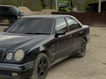 Мерседес Е-Класс 1998 в Ворохта на Automoto.ua Синий Мерседес Е-Класс, объемом двигателя 2 л и пробегом 322 тыс. км за 2850 $, фото 1 на Automoto.ua