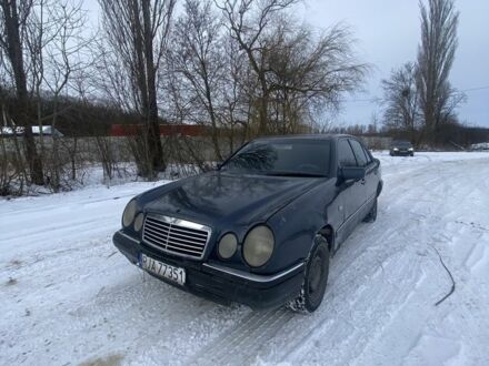 Синій Мерседес Е-Клас, об'ємом двигуна 2.2 л та пробігом 300 тис. км за 1190 $, фото 1 на Automoto.ua