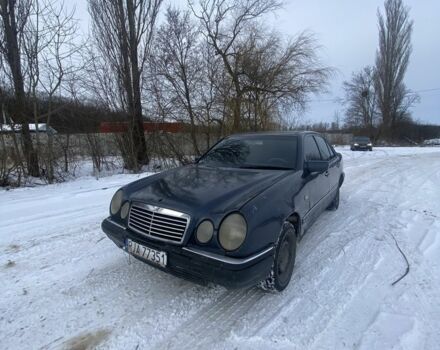Синий Мерседес Е-Класс, объемом двигателя 2.2 л и пробегом 300 тыс. км за 1190 $, фото 1 на Automoto.ua