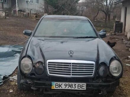 Синий Мерседес Е-Класс, объемом двигателя 2.4 л и пробегом 400 тыс. км за 1800 $, фото 1 на Automoto.ua