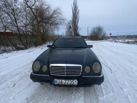 Синий Мерседес Е-Класс, объемом двигателя 2.2 л и пробегом 300 тыс. км за 1190 $, фото 1 на Automoto.ua