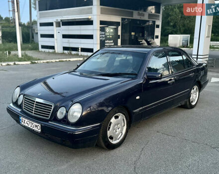 Синий Мерседес Е-Класс, объемом двигателя 3.2 л и пробегом 350 тыс. км за 4000 $, фото 1 на Automoto.ua