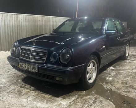 Синий Мерседес Е-Класс, объемом двигателя 3.2 л и пробегом 400 тыс. км за 2500 $, фото 1 на Automoto.ua