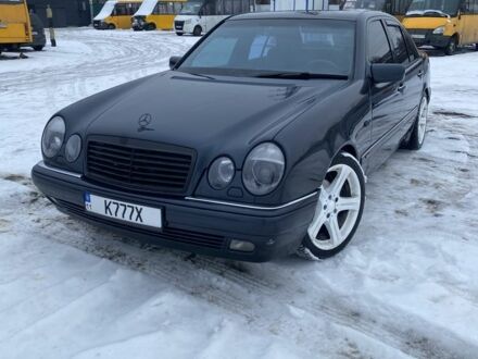 Синий Мерседес Е-Класс, объемом двигателя 2.4 л и пробегом 350 тыс. км за 4000 $, фото 1 на Automoto.ua