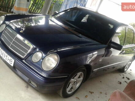 Синий Мерседес Е-Класс, объемом двигателя 2 л и пробегом 321 тыс. км за 4250 $, фото 1 на Automoto.ua