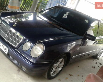 Синий Мерседес Е-Класс, объемом двигателя 2 л и пробегом 321 тыс. км за 4250 $, фото 1 на Automoto.ua