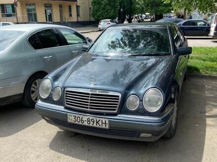 Синий Мерседес Е-Класс, объемом двигателя 4.3 л и пробегом 361 тыс. км за 3500 $, фото 1 на Automoto.ua