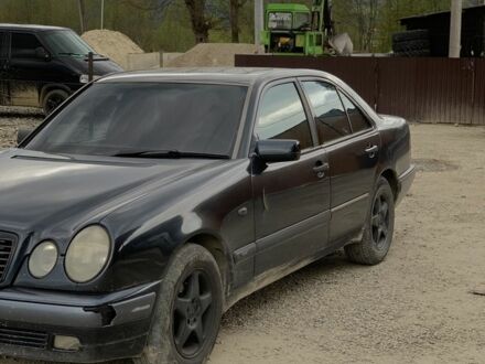 Мерседес Е-Класс 1998 в Ворохта на Automoto.ua Синий Мерседес Е-Класс, объемом двигателя 2 л и пробегом 322 тыс. км за 3200 $, фото 1 на Automoto.ua
