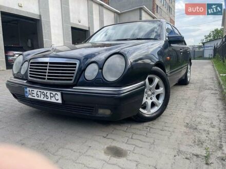 Мерседес Е-Клас 1998 у Чернівцях на Automoto.ua Синій Мерседес Е-Клас, об'ємом двигуна 3.2 л та пробігом 431 тис. км за 4200 $, фото 1 на Automoto.ua