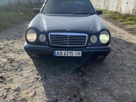 Синий Мерседес Е-Класс, объемом двигателя 2.2 л и пробегом 350 тыс. км за 2250 $, фото 1 на Automoto.ua