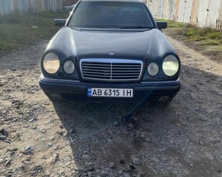 Синий Мерседес Е-Класс, объемом двигателя 2.2 л и пробегом 350 тыс. км за 2250 $, фото 1 на Automoto.ua