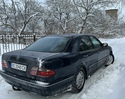 Синий Мерседес Е-Класс, объемом двигателя 2.4 л и пробегом 381 тыс. км за 2150 $, фото 1 на Automoto.ua