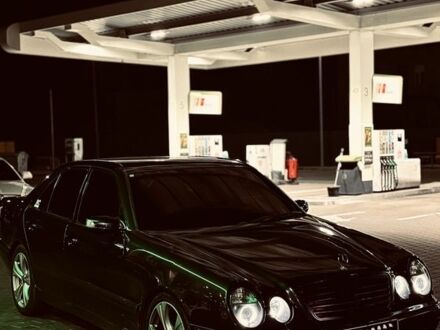 Синий Мерседес Е-Класс, объемом двигателя 2.2 л и пробегом 300 тыс. км за 2600 $, фото 1 на Automoto.ua